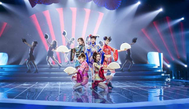 金莎舞台两次掉扇子，不能怪服装道具，金莎舞蹈动作问题最大