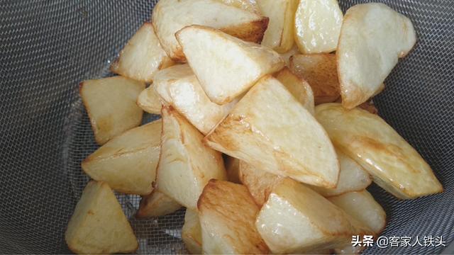 3个土豆不加一片肉，这样秘制一锅，孩子超爱吃，比薯条吃着还香