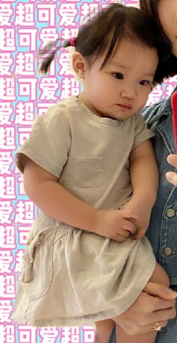 孕妈李亚男单手抱女儿，妈妈力爆棚，手戴婚戒称不用做家务超幸福