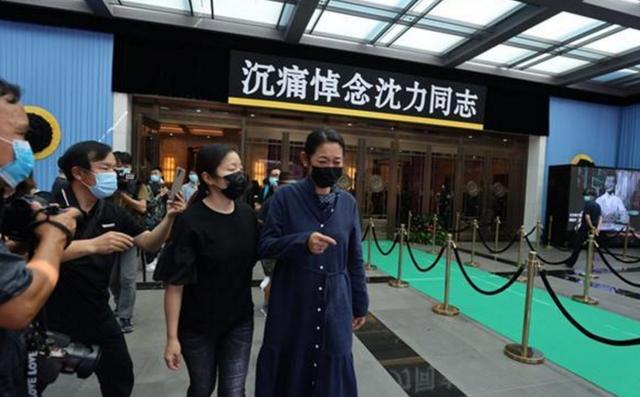 沈力遗体告别仪式，倪萍哭肿双眼需人搀扶，朱军满头白发心情沉重