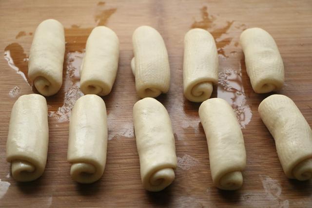 家里有面粉试试这样吃，层次多又酥脆，食材简单，做法一看就会