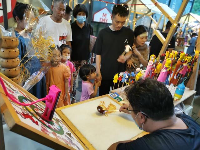 商场“接招”地摊经济，不但hold住而且还火了？