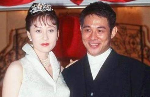 差点成赌王5太，李连杰为她抛弃原配，利智到底