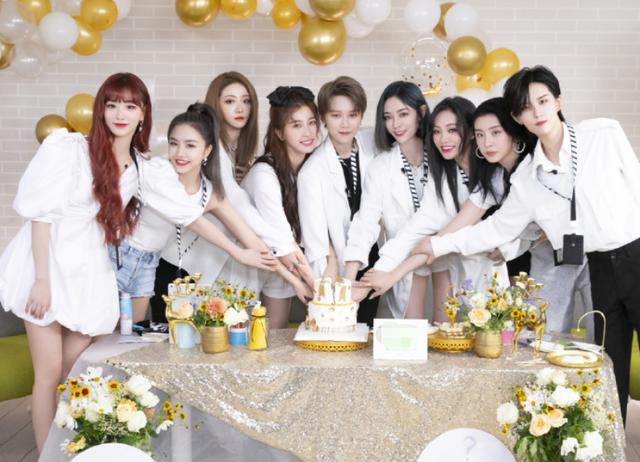 THE9又一全家福来袭，赵小棠陆柯燃都在前排，安崎要用放大镜看