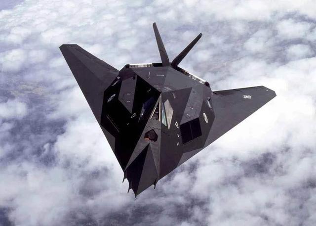 F22在委内瑞拉领空被抓到，防空导弹竖起，中国