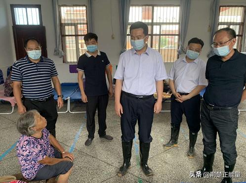 湖北武穴：李新桥、陈风等到余祥小学看望安置点群众