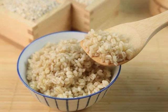 老人吃糙米稳定血糖、健补脾胃，营养师说：糙米蒸饭别犯这些错误