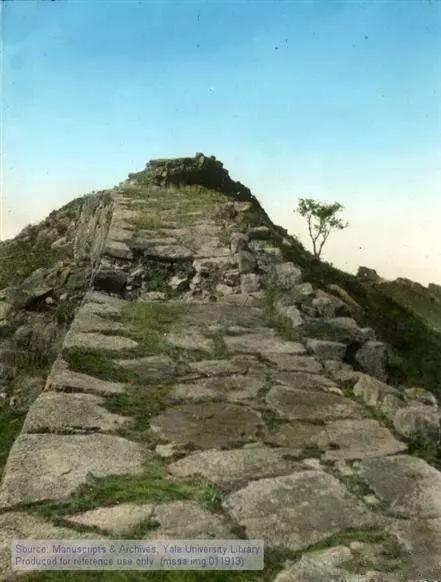 老照片：英国探险家清末拍摄的万里长城，好残破凄凉