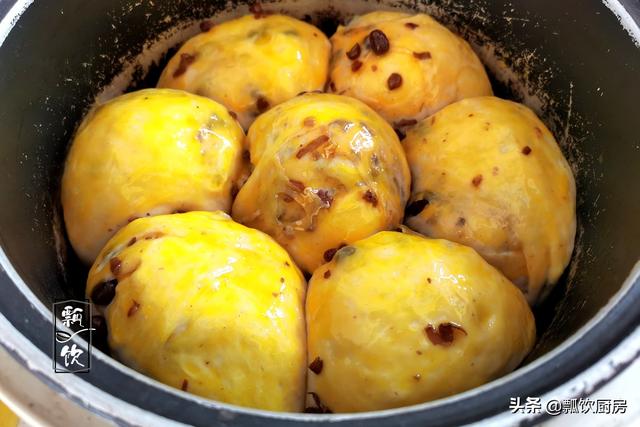 面粉加红豆，早起电饭锅一蒸，比面包还好吃，做早餐特别棒