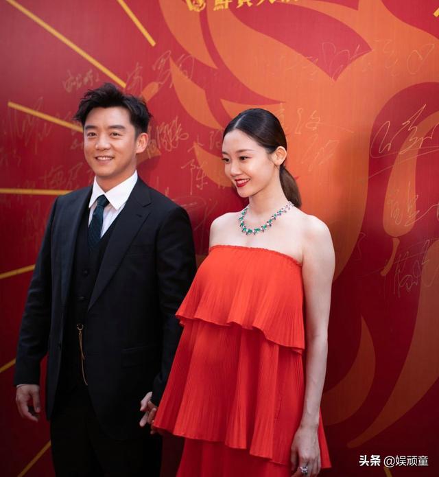 郑恺火锅店开业，林峰衣衫不整走红毯，王祖蓝穿长款衬衫像学生