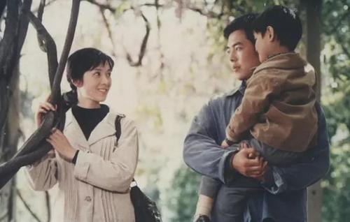 64岁的张铁林：曾有7段感情3个孩子，为何如今仍