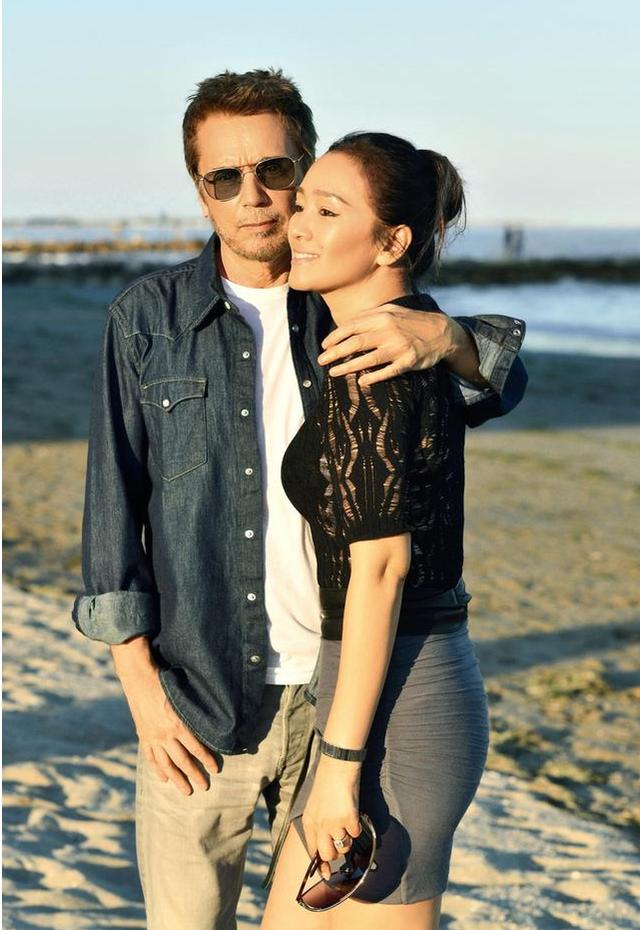 55岁巩俐也难逃中年发福，牛仔短裤勒出“赘肉”