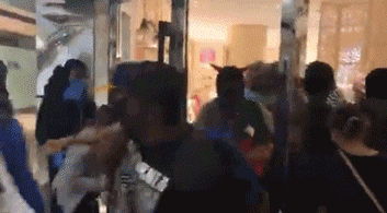 “我在美国亲历两次暴乱，身后是催泪瓦斯和橡