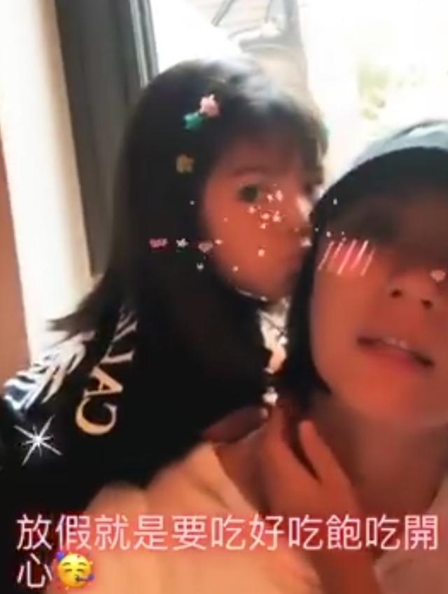 贾静雯晒母女同框，咘咘亲吻妈妈很粘人，3岁波妞门牙脱落好抢镜
