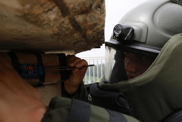 八一|武警官兵穿越废墟和地下管道 展开抢险救援演练