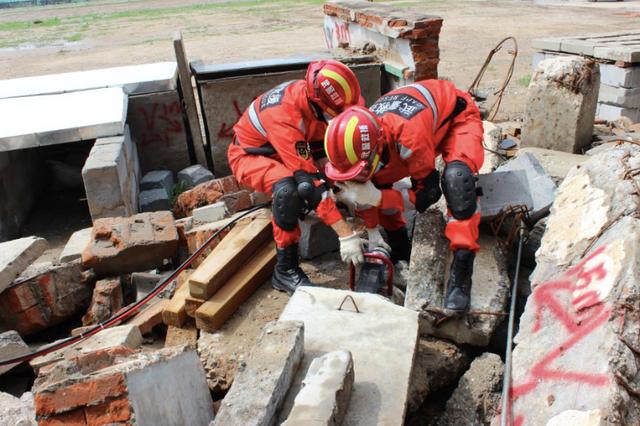 八一|武警官兵穿越废墟和地下管道 展开抢险救援演练
