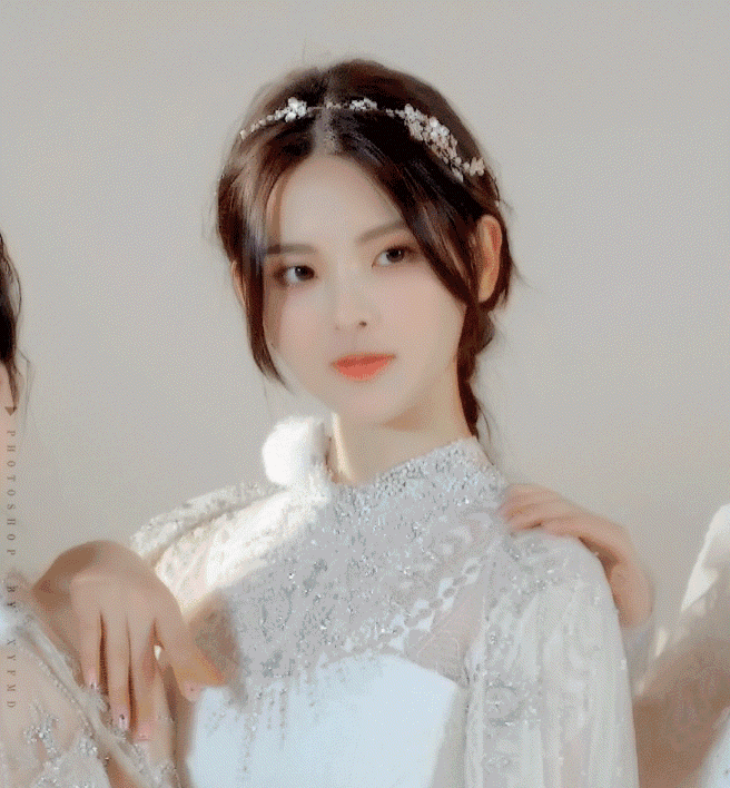 杨超越和鞠婧祎，一个初恋脸，一个高冷脸，你喜欢哪一个