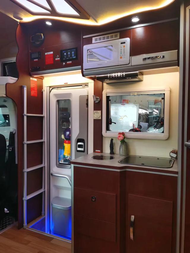 秦帝依維柯維拉雙拓版C型房車，橫掃旅途障礙