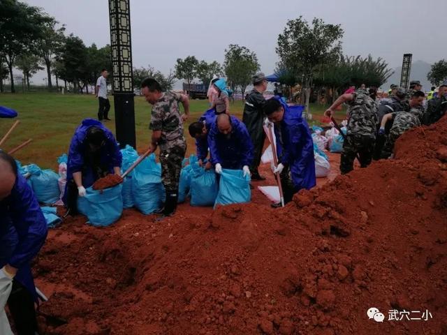 湖北武穴實驗二?。荷钜箠^戰(zhàn)搶險，馳援濱江公園