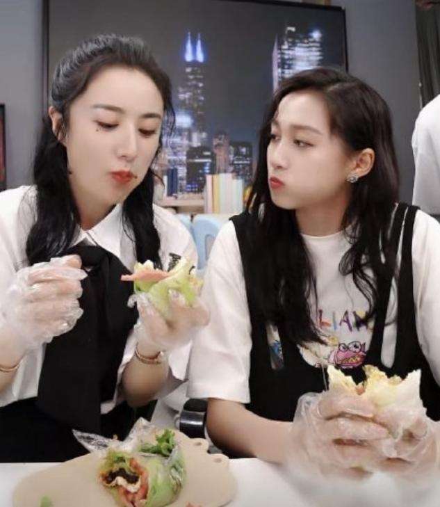 关晓彤现身薇娅直播间，放飞自我变吃货主播，终于没人管我了