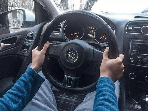 为什么开手动挡车的人喜欢单手握方向盘，这种驾驶行为安全吗？