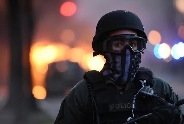 暴徒点燃华盛顿，连穷人区和流浪汉也没放过，