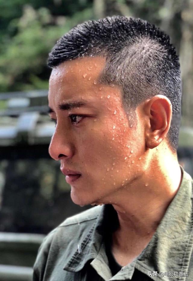 贾乃亮春风满面看女儿，与甜馨打羽毛球挥汗如