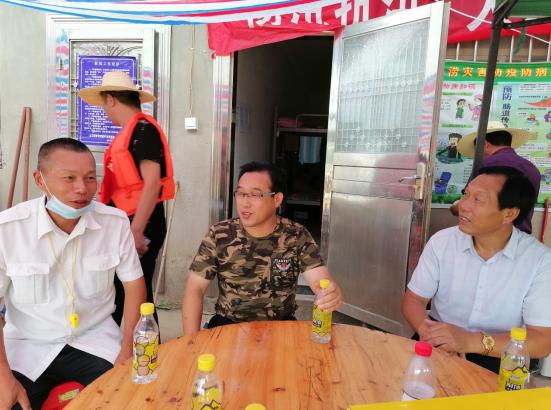 湖北武穴田在娥：防汛堤上，一路慰问，一路谢谢，一路爱心暖港城