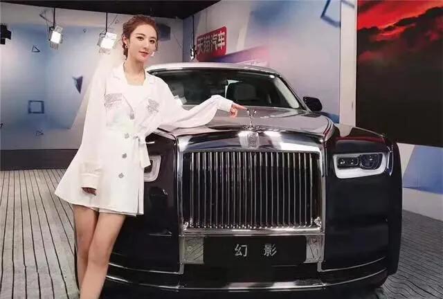薇娅开610万劳斯莱斯引争议，看到她的作息表后，网友：她配得上
