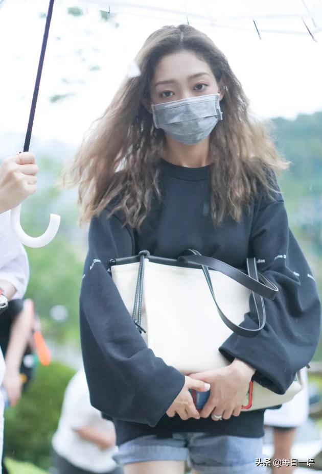 硬糖少女希林综艺生图：戴墨镜御姐范儿十足，