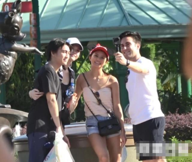 『守孝』何猷君奚梦瑶守孝期间同游迪士尼 三缄其口拒谈何猷邦