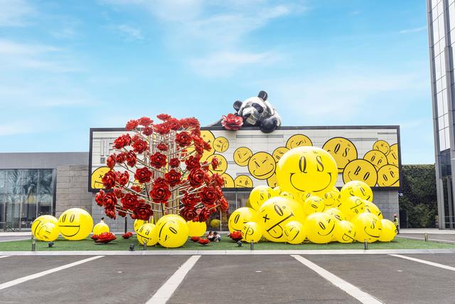 重庆IFS首推“KEEP SMILING尽享灿烂”艺术玩乐装置