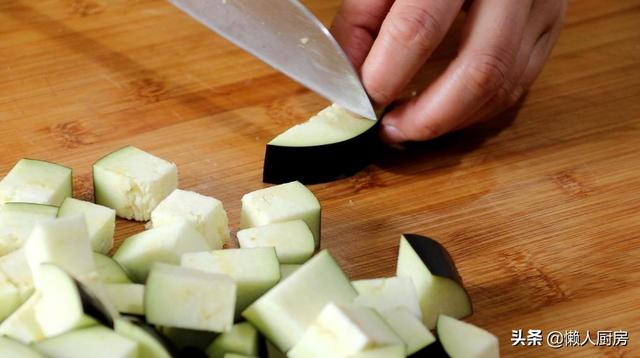 先蒸后炒，这样做出来的茄子不吸油，配上牛肉末一起炒，下饭好吃