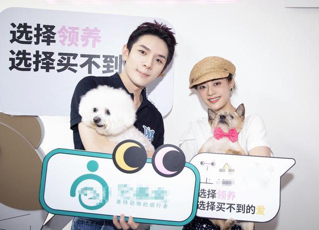 孙俪罕带儿女出席活动！搂怀里防跟拍显霸气，等等身高到妈妈肩膀