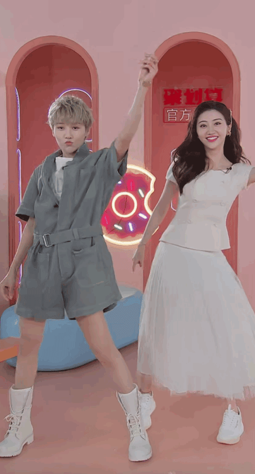 『跳舞』刘雨昕教景甜跳舞 没一会已经学得有模有样啦