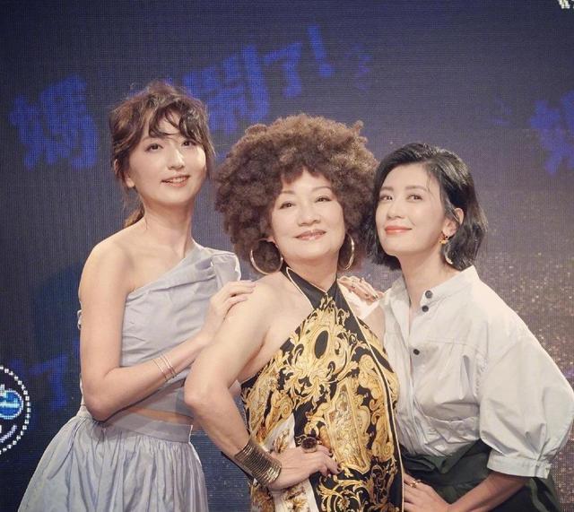 贾静雯分享与丈夫晒日光浴美照，皮肤白皙光滑，身材十分曼妙抢镜