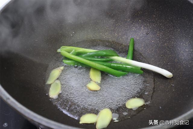 鲜虾，用水煮鲜味就跑了！海边渔民教你一招，虾肉不柴，鲜香软滑
