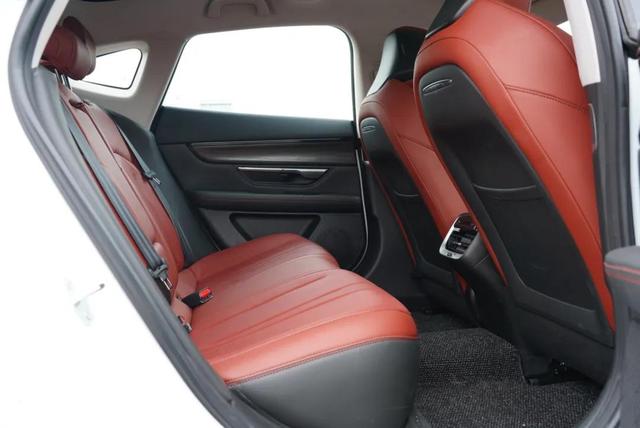 特斯拉慘遭小鵬P7降維打擊，22.99萬起要什么自行車