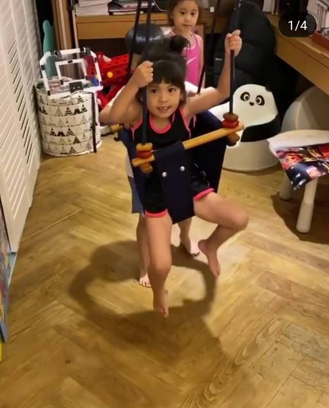 贾静雯晒母女同框，咘咘亲吻妈妈很粘人，3岁波妞门牙脱落好抢镜