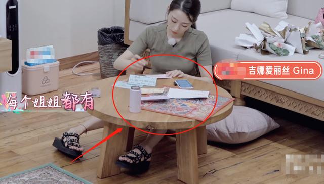 吉娜写中文贺卡给妻子团，看清桌子上的物品，