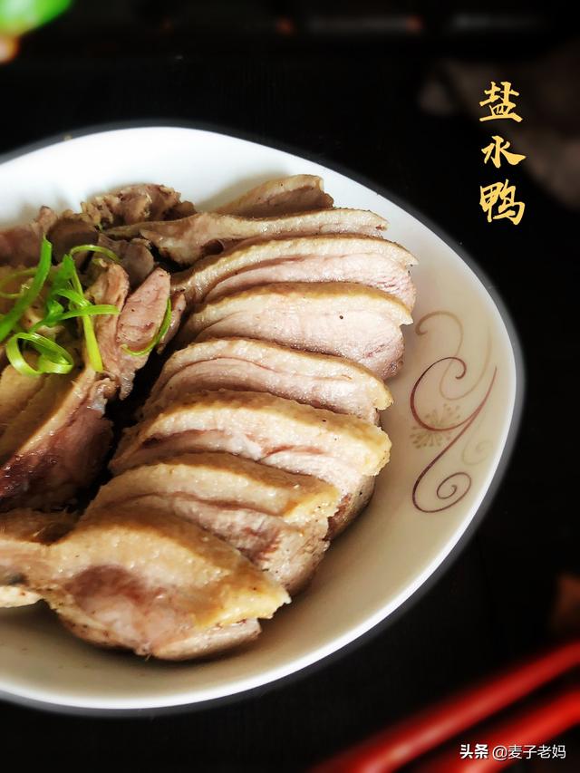夏天不妨多吃鸭子，只需三步就能做出香、酥、嫩的盐水鸭，试试吧