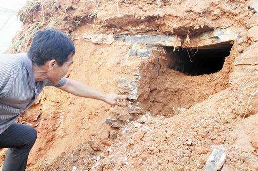 浙江古墓挖掘现场，村民拿着族谱赶来叫停发掘