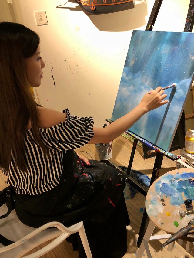 王力宏6岁女儿为自己做蛋糕庆生，因家人不能吃甜拒绝放糖情商高