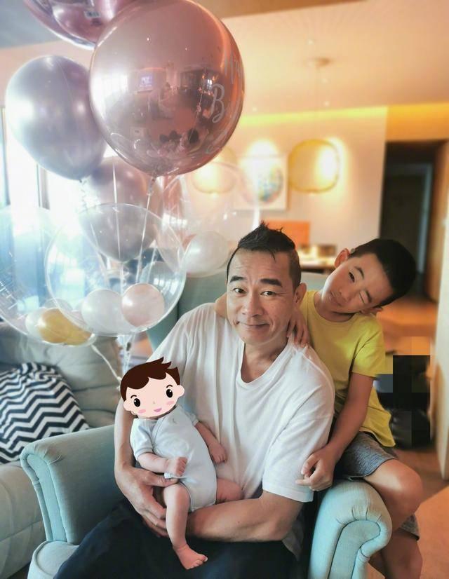 应采儿晒陈小春抱娃照，Hoho乖巧趴胸口一同赏景，画面超温馨