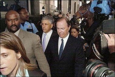 喝着瑞幸小蓝杯的时候，还记得让华尔街差点破