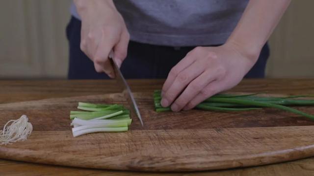 连虾壳都不想放过油爆虾，今天就教你做好它的小秘诀