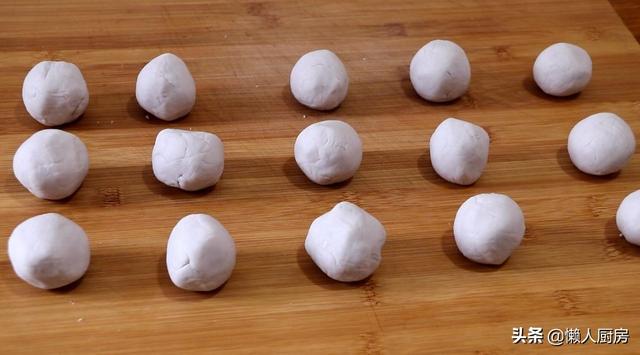 不需要油炸，教你芋头的新做法，配上猪肉馅，吃起来那叫一个香