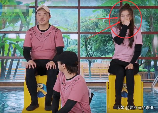 明星偶像包袱多重?落水反应:Baby捏鼻子，蔡徐坤撩发，汪苏泷挡脸