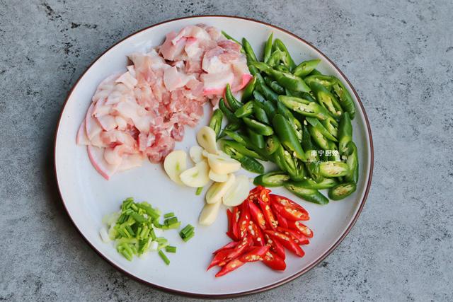 辣椒炒肉时，先炒肉还是辣椒？教你正确做法，肉质酥香不腻特下饭