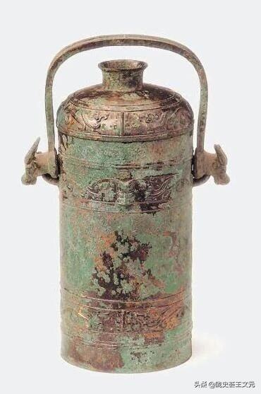 放羊老汉山崖下避雨，背上有点硌，随手一拨，